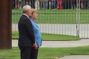 Thủ tướng Merkel run lẩy bẩy lần thứ 3 trong một tháng