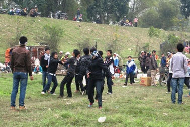 Chợ Chuộng: “Càng đánh nhau to càng làm ăn được”