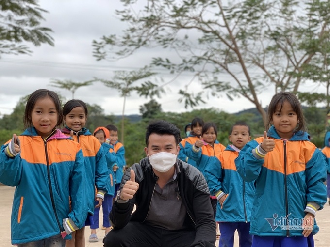 Nhiều chương trình thiện nguyện của nhóm anh Liêm đến với trẻ em nghèo.