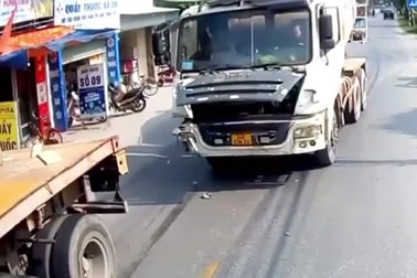 Xe trộn bê tông lĩnh hậu quả vì sang đường ẩu