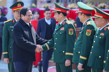 Thủ tướng chúc Tết, kiểm tra công tác ứng trực tại đơn vị quân đội, công an