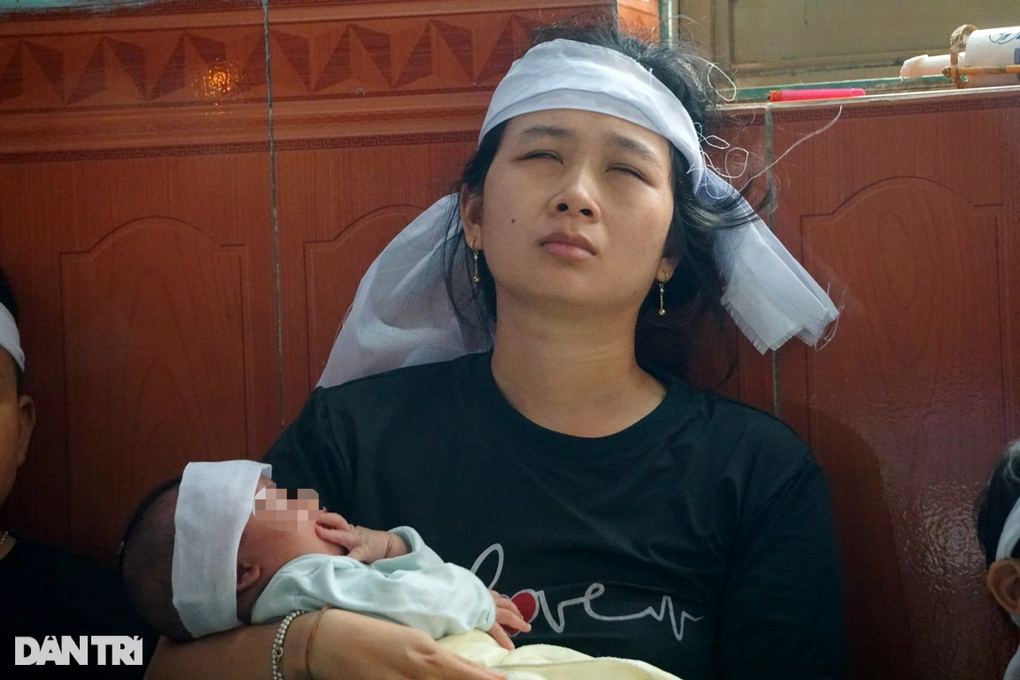 Bố bị điện giật tử vong, thương đàn con thơ ôm mẹ gào khóc thảm thiết - 3 Bố bị điện giật tử vong, thương đàn con thơ ôm mẹ gào khóc thảm thiết - 3