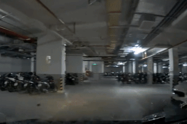 Bóng đèn bỗng dưng phát nổ dưới hầm chung cư ở Bình Dương