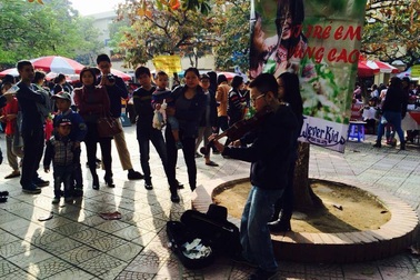 Cậu bé kéo đàn ở bờ hồ Hoàn Kiếm bị truy giấy phép biểu diễn