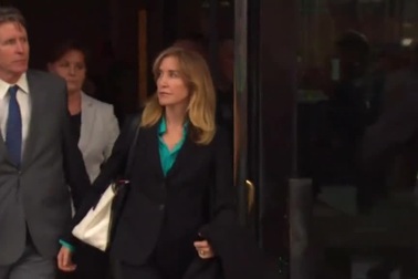 Nữ diễn viên Lori Loughlin, Felicity Huffman rời khỏi một buổi làm việc với nhà chức trách