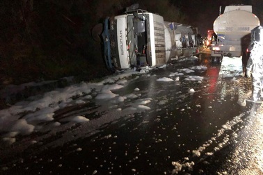 Lật xe bồn, 7.000 lít xăng dầu tràn ra Quốc lộ 6