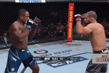 Võ sĩ bị chỉ trích vì "truy cùng giết tận" đối thủ đã bất tỉnh trên sàn đấu