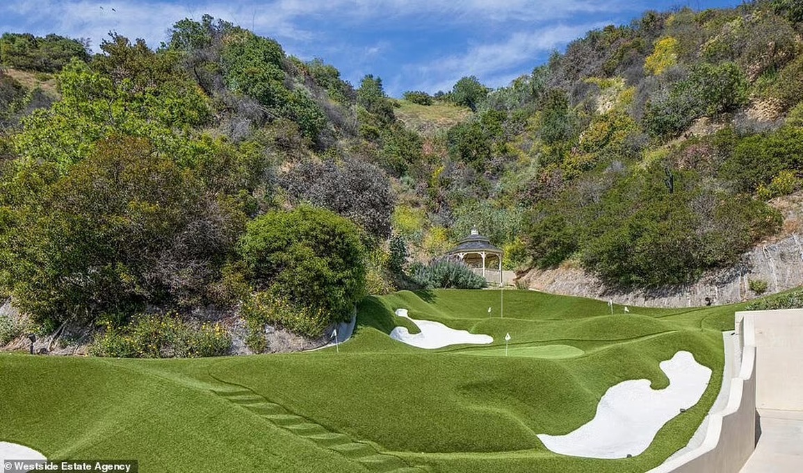 Tài tử Mark Wahlberg rao bán biệt thự với giá... hơn 2.000 tỷ đồng - 11