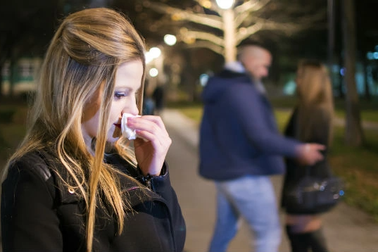 Không hợp "chuyện chăn gối" với vợ, chồng công khai "bóc bánh trả tiền"