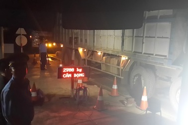 CSGT dẫn lối tránh trạm cân: Bản chất là truy bắt xe quá tải?