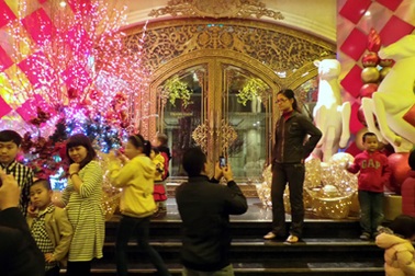 Người Hà Nội xuống phố chờ thời khắc giao thừa