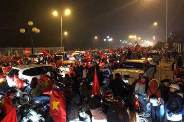 Người dân Vinh đội mưa rét dự lễ vinh danh cầu thủ U23