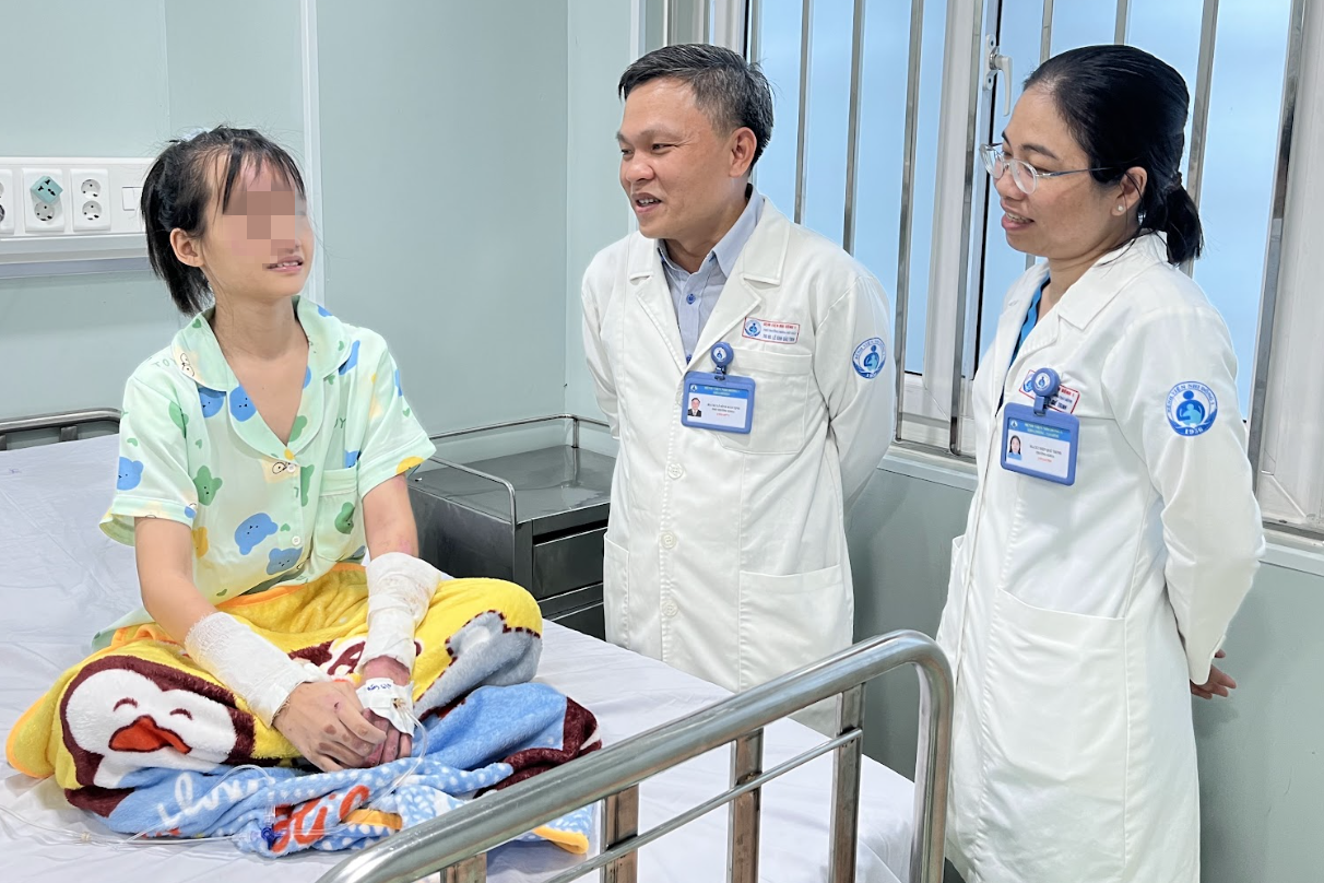 Flickan var svart när hon kom in på sjukhuset, hennes föräldrar brändes också allvarligt i branden i Ho Chi Minh-staden - 3 Bé gái đen kịt khi vào viện, cha mẹ cũng bỏng nặng trong vụ cháy ở TPHCM - 3