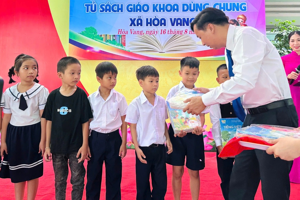ឃុំមួយក្នុងទីក្រុងដែលអាចរស់នៅបានផ្តល់សៀវភៅសិក្សាដល់សិស្សដោយឥតគិតថ្លៃ - ១ Một xã ở thành phố đáng sống cung cấp sách giáo khoa 0 đồng đến học sinh - 1