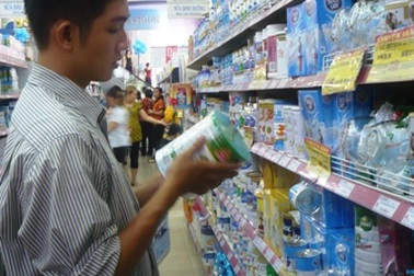 Hàng hóa thi nhau “chạy” giá theo USD