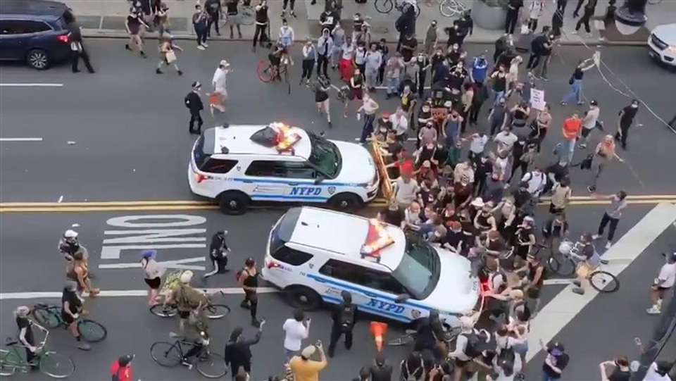 Video xe cảnh sát Mỹ lao vào đám đông biểu tình - 1 Video xe cảnh sát Mỹ lao vào đám đông biểu tình - 1
