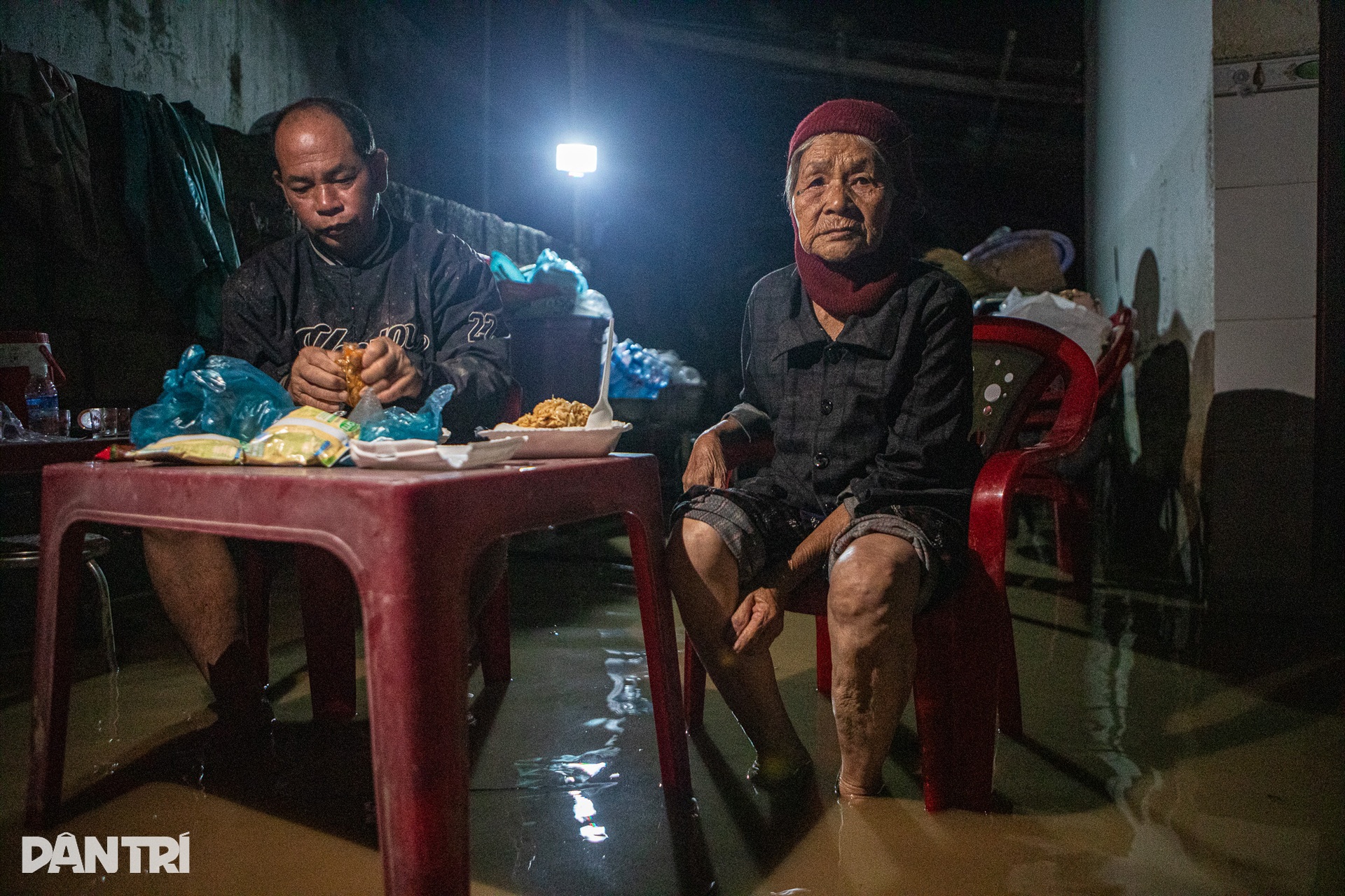 Cuộc sống hai không của người dân Phan Rang trong ngày thứ 5 chống lũ - 3