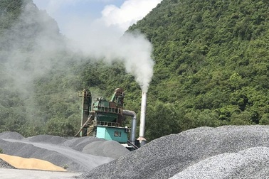 Trạm trộn nhựa bê tông ngang nhiên hoạt động dù đang bị cấm vì ô nhiễm