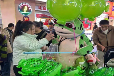 Dân mạng bức xúc khi những chú "ếch bán con" bị đuổi giữa phố