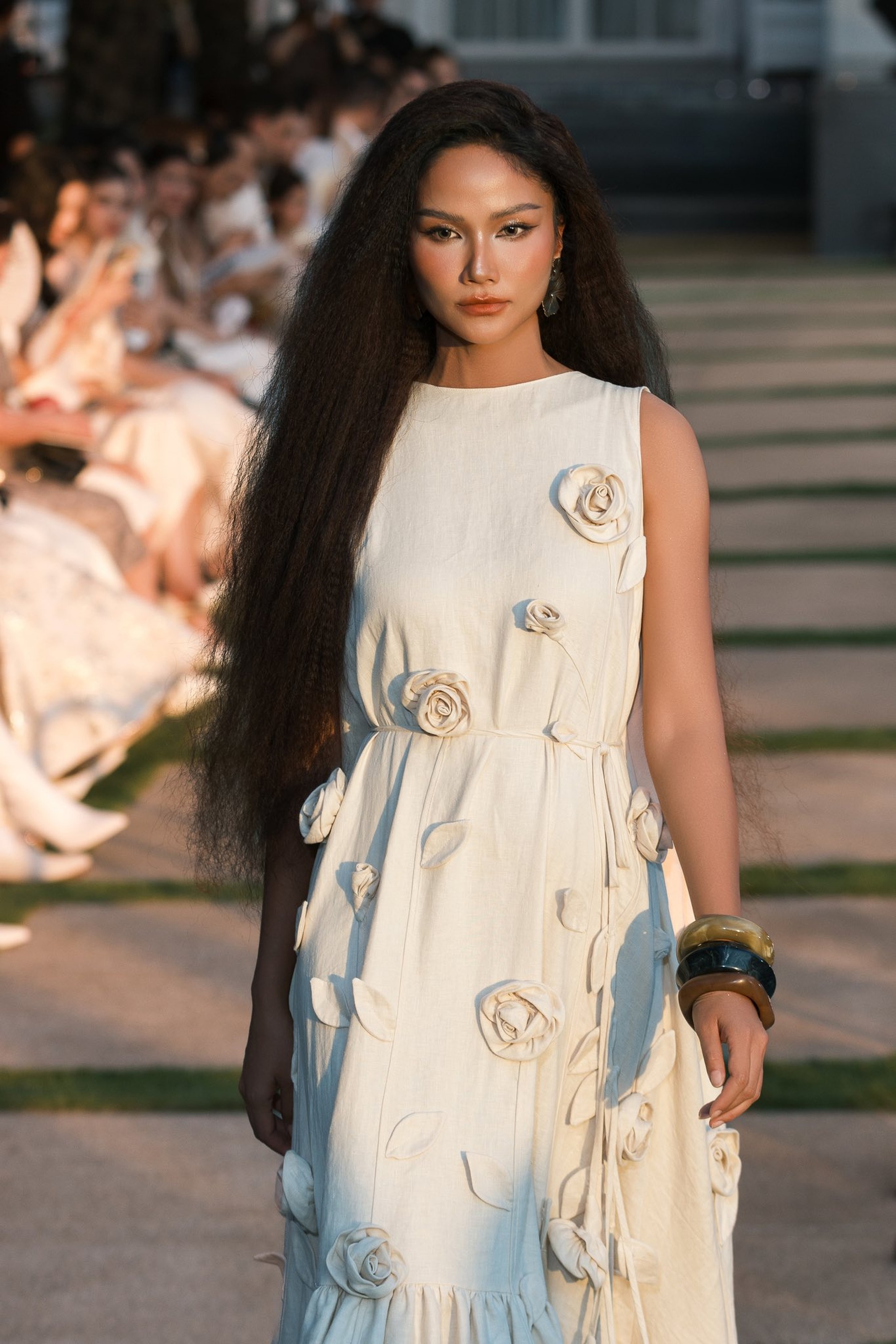 HHen Niê và loạt trang phục “giấu bụng” trước khi công bố tin vui - 10 HHen Niê và loạt trang phục “giấu bụng” trước khi công bố tin vui - 10