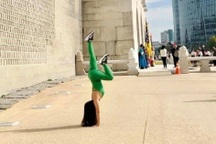 Nữ du khách Việt tập yoga bên ngoài cung điện Hàn Quốc gây tranh cãi