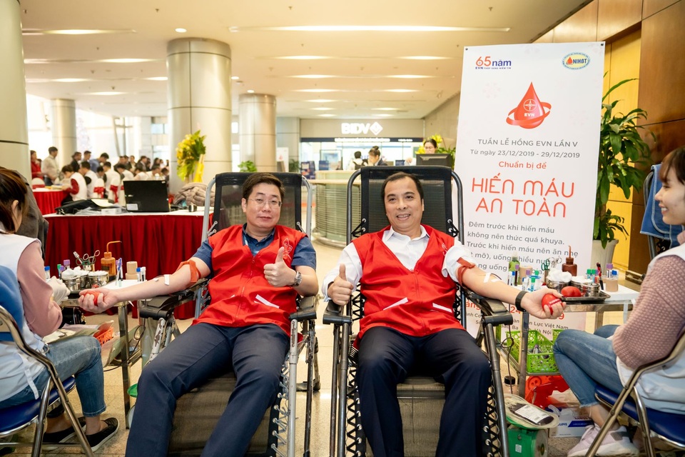 EVN gửi tặng 10.000 món quà ‘đỏ’ dịp Tết - 2 EVN gửi tặng 10.000 món quà ‘đỏ’ dịp Tết - 2