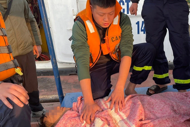 Cảnh sát cứu người đàn ông nhảy cầu Long Biên xuống sông Hồng