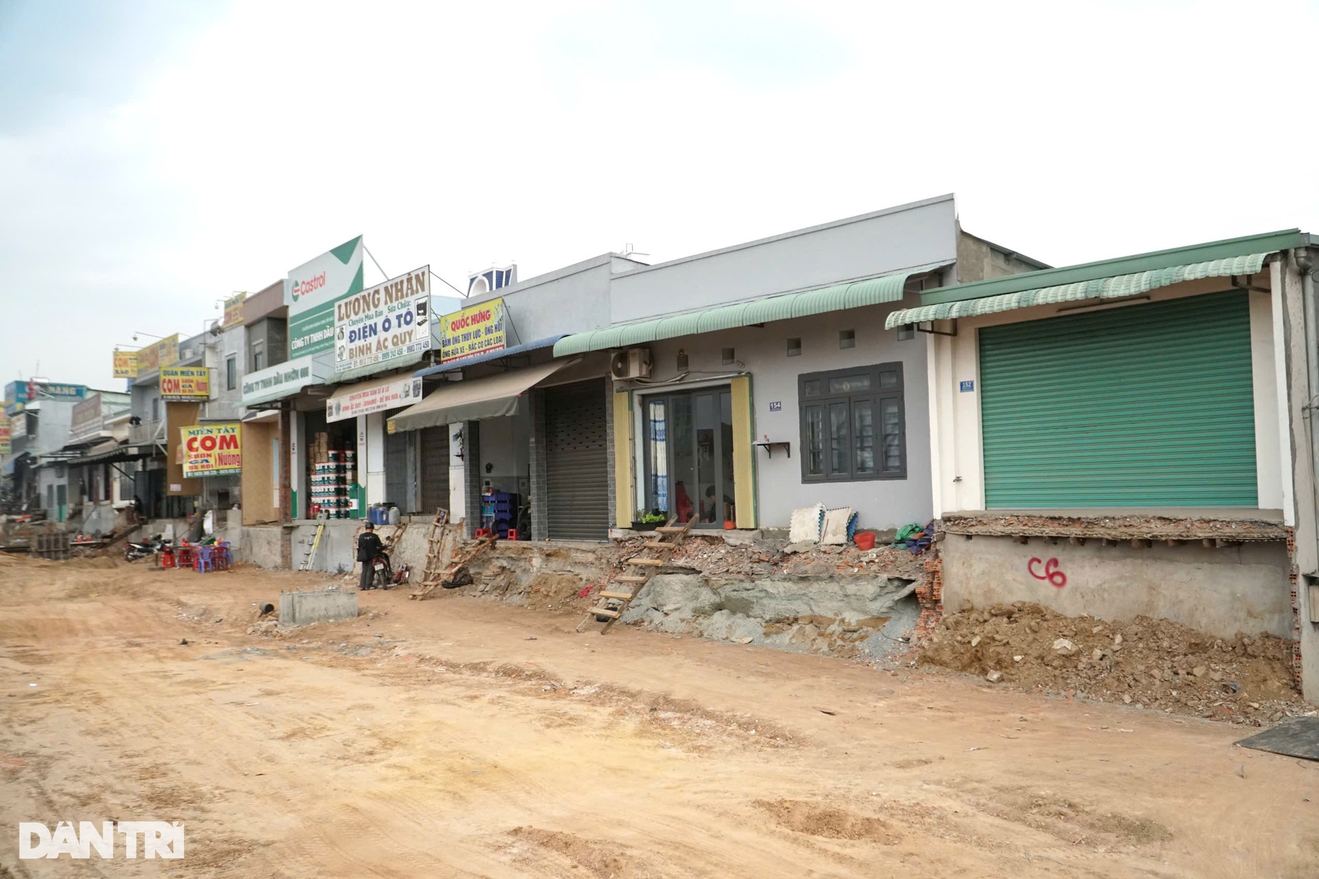 Hàng chục hộ dân phải bắc thang leo vào nhà ở công trình Vành đai 3 TPHCM - 3 Hàng chục hộ dân phải bắc thang leo vào nhà ở công trình Vành đai 3 TPHCM - 3
