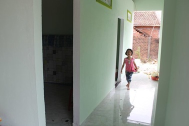 Bạn đọc Dân trí cùng mạnh thường quân giúp người cha bị bệnh lao nuôi 3 con thơ xây nhà mới