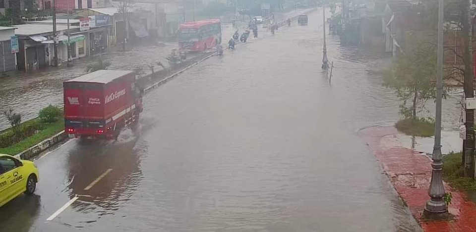 Nước sông TP Huế dâng cao gây ngập lụt nhiều tuyến đường - 15