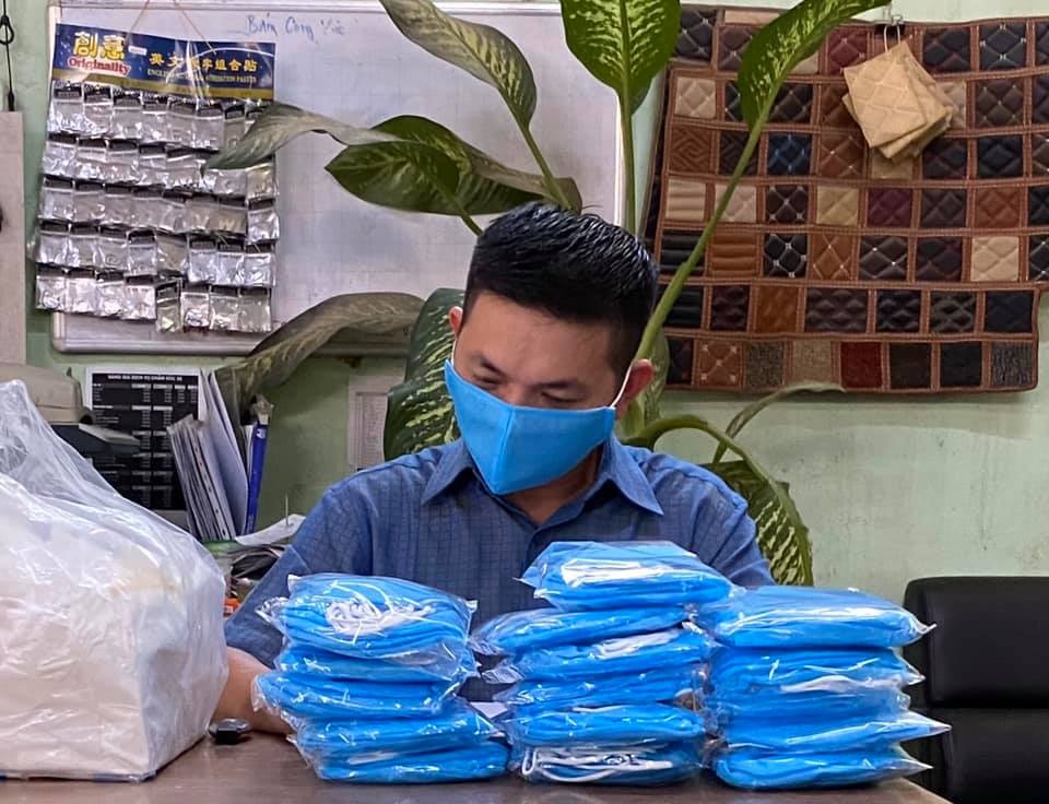 Ông bố phát gạo mùa dịch: Mong đón cả người đi ô tô đến nhận - 7 Ông bố phát gạo mùa dịch: Mong đón cả người đi ô tô đến nhận - 7