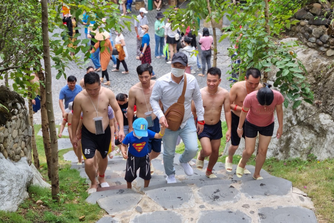 Công viên nước, biển Đà Nẵng đông đúc ngày nghỉ lễ - 7 Công viên nước, biển Đà Nẵng đông đúc ngày nghỉ lễ - 7