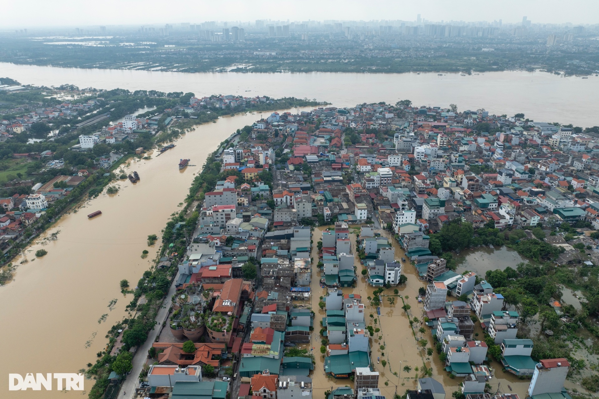 Hà Nội: Làng gốm Bát Tràng chìm trong biển nước - 1