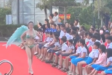 Thí sinh hoa hậu biểu diễn áo tắm trước nhiều học sinh nhỏ tuổi