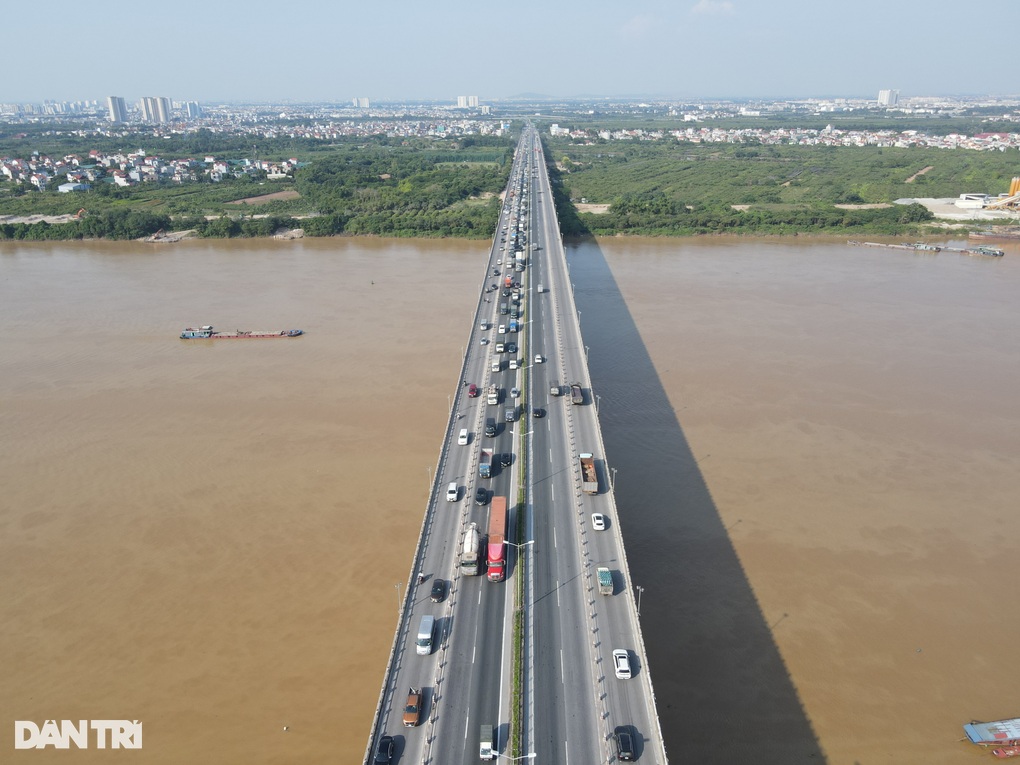 Xe container được trục vớt từ dưới lòng sông Hồng - 3 Xe container được trục vớt từ dưới lòng sông Hồng - 3