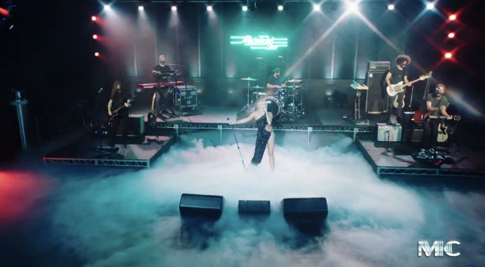 Dân tình rụng tim với chiếc đầm hiểm hóc Miley Cyrus vừa diện, nào ngờ đó là thiết kế của Công Trí - Ảnh 1. Dân tình rụng tim với chiếc đầm hiểm hóc Miley Cyrus vừa diện, nào ngờ đó là thiết kế của Công Trí - Ảnh 1.