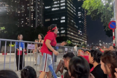 Bà chủ quán ăn hóa thân thành quản ca, khuấy động cổ vũ các khối diễu binh