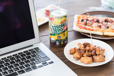 Công ty tài trợ kinh phí để nhân viên nhậu trực tuyến ở nhà trong mùa dịch