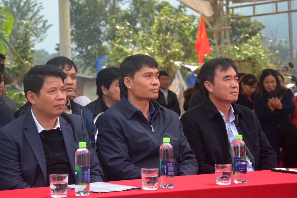 Người dân vùng rốn lũ vui mừng khánh thành xóm nhà phao cứu sinh - 3 Người dân vùng rốn lũ vui mừng khánh thành xóm nhà phao cứu sinh - 3