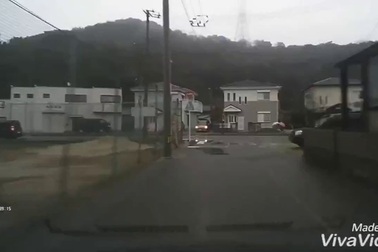 Học sinh Nhật Bản cúi đầu cám ơn khi được xe nhường để đi qua đường