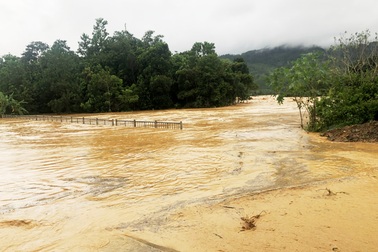 Hai huyện miền núi Quảng Nam bị chia cắt do bão số 5