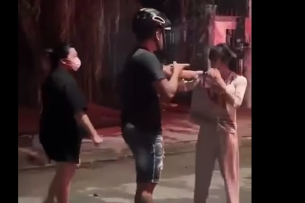 Người đàn ông cao lớn ở Hậu Giang đấm liên tục vào mặt cô gái giữa đường - 1 Người đàn ông cao lớn ở Hậu Giang đấm liên tục vào mặt cô gái giữa đường - 1