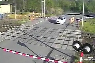 Ô tô gặp tai nạn nghiêm trọng vì cố gắng vượt đường tàu dù chắn đã hạ