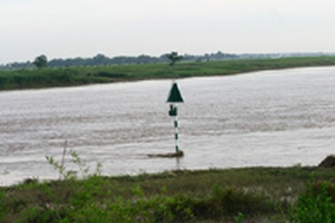 Tìm thấy thi thể tài xế ô tô lao xuống sông Đuống