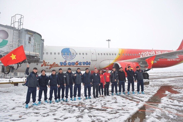 Chuyên cơ chở đội U23 Việt Nam sắp đáp xuống Nội Bài
