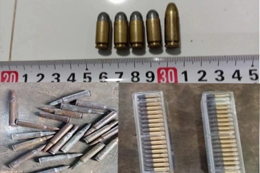 150 cảnh sát vây bắt băng buôn vũ khí phía Nam, thu súng và 10.000 viên đạn