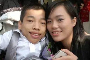 Chuyện tình gây sốt của cặp đôi chồng ngồi xe lăn cao 90cm, vợ xinh đẹp 1m7