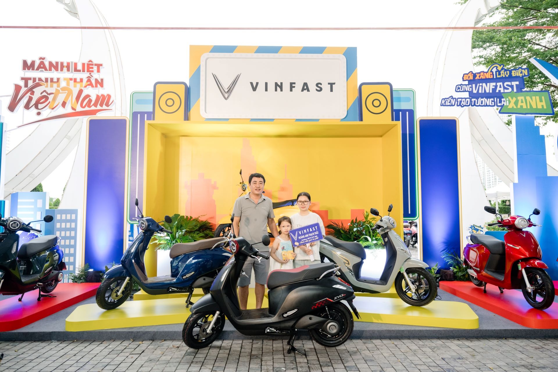 Nhiều người đổi xe máy xăng cũ, lên đời xe máy điện mới - 4 Nhiều người đổi xe máy xăng cũ, lên đời xe máy điện mới - 4