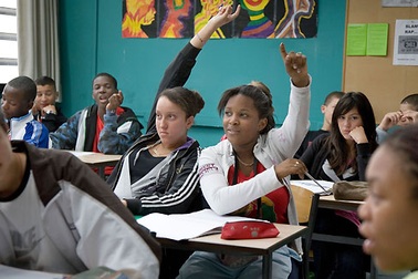 Khi dĩa gõ vào ly, kêu leng keng...