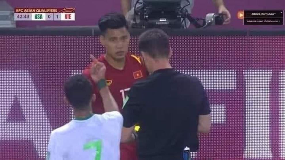 Cổ động viên thế giới tranh cãi về quả 11m gỡ hòa của Saudi Arabia - 2